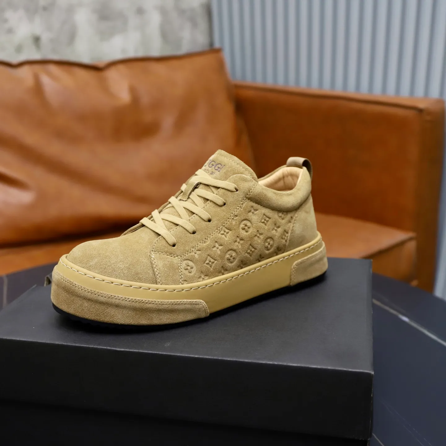 Ex-factory price: 620💰Thick wool imported from Australia Brand: UGG genuine purchase Size: 39-44 Grade: Official website 1:1 Material: First layer of genuine leather waterproof and antifreeze upper Real wool lining Original non-slip soft wear-resistant outsole Style category: Men's casual shoes Trendy style Comfortable on the feet Color: Official website color synchronization